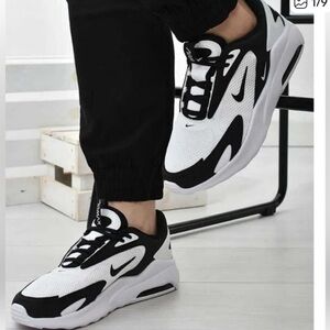 Nike women’s air max bolt Black and White 7.5